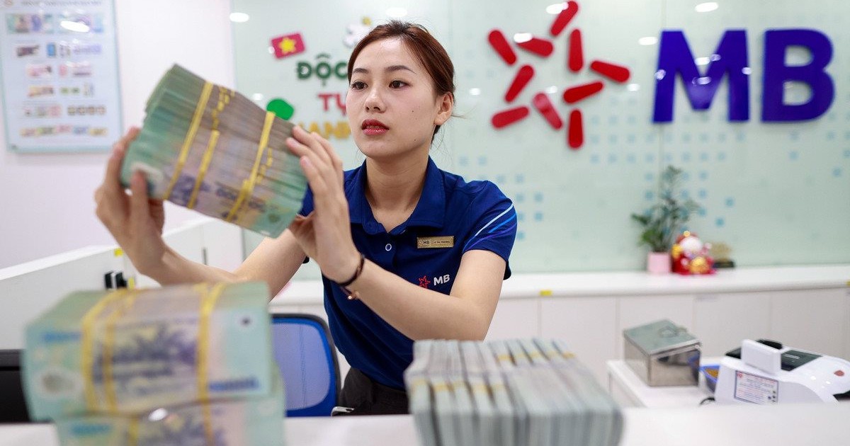 Lãi suất huy động ngày 16/10 phân hóa rõ theo kỳ hạn: Người gửi tiền cần lưu gì?